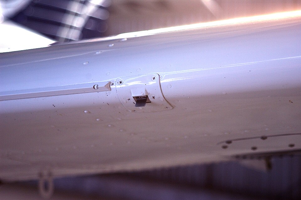 right A stall warning vane on a PA28